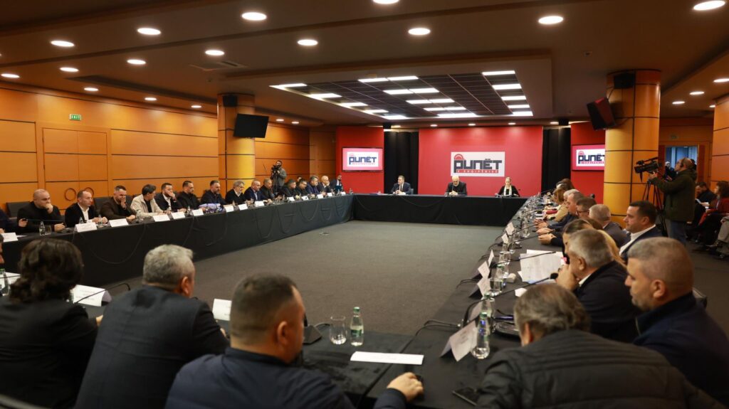 Takimi me kryebashkiakët, nga kadastra dhe legalizimet tek përmbytjet, çfarë u diskutua